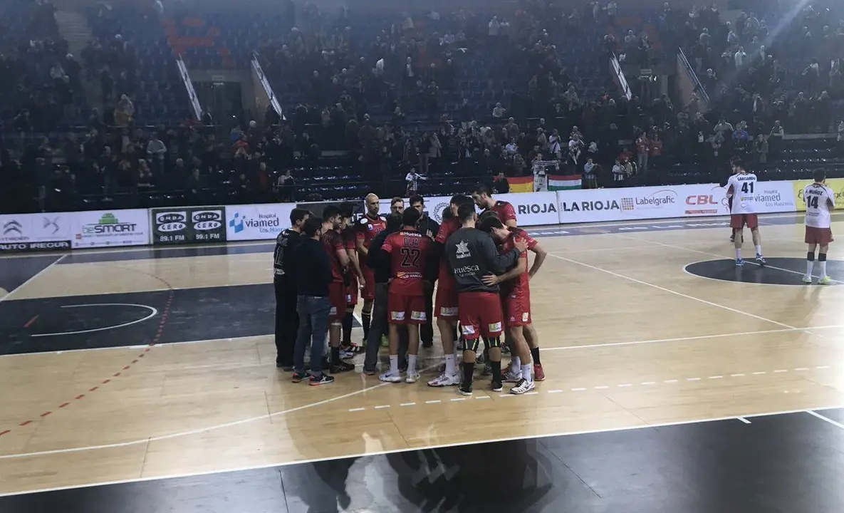 El Bada Huesca en la &uacute;ltima pi&ntilde;a del partido para celebrar el punto conseguido en Logro&ntilde;o. Foto: Twitter BM Huesca