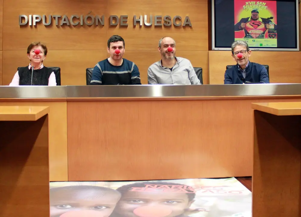 Maite Azn&aacute;rez, presidenta de la ONG Entarach&eacute;n-Vols; Fernando S&aacute;nchez, diputado provincial; Luis Terr&eacute;n Sanclemente, alcalde de Villan&uacute;a; y Antonio Rico, de la ONG Entarach&eacute;n-Vols, con la nariz de payaso que se entregar&aacute; a cada corredor. Foto: A. C.

