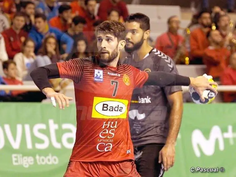 Gerard Carmona, en la imagen, lanza un 7 metros en un partido contra Cuenca. | Foto: C.Pascual 