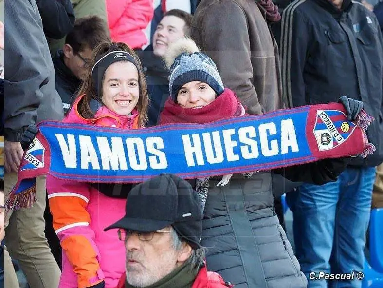 Las pobladas gradas de El Alcoraz volvieron a rugir como anta&ntilde;o | Foto: C.Pascual