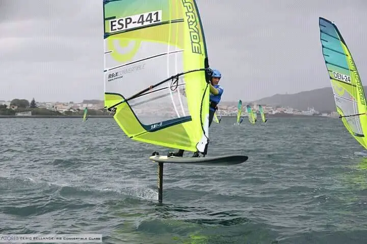 Rafael de la Figuera navegando en las Azores.
