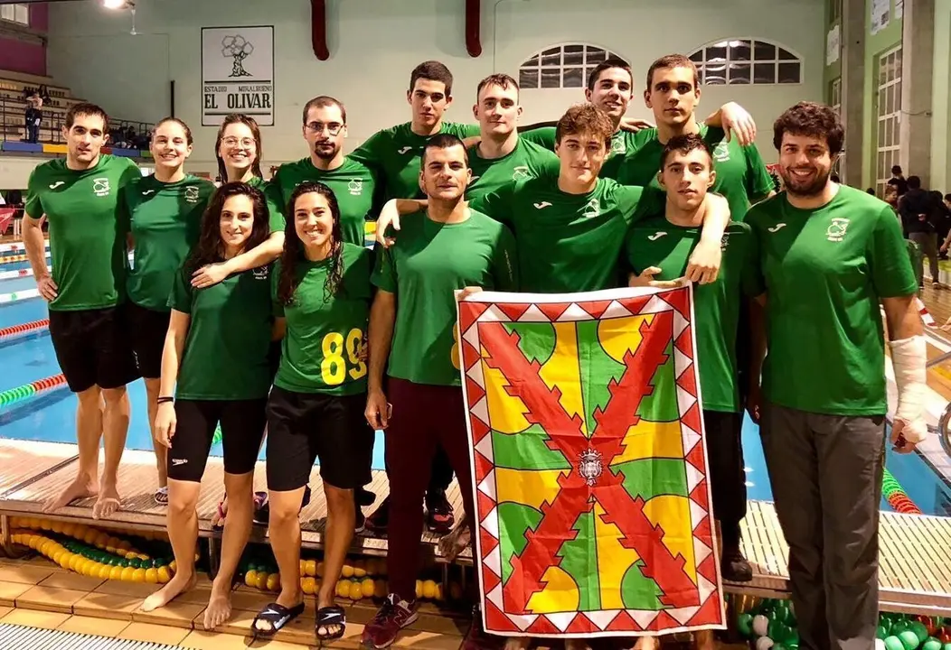Foto de grupo de los nadadores de la Zoiti.