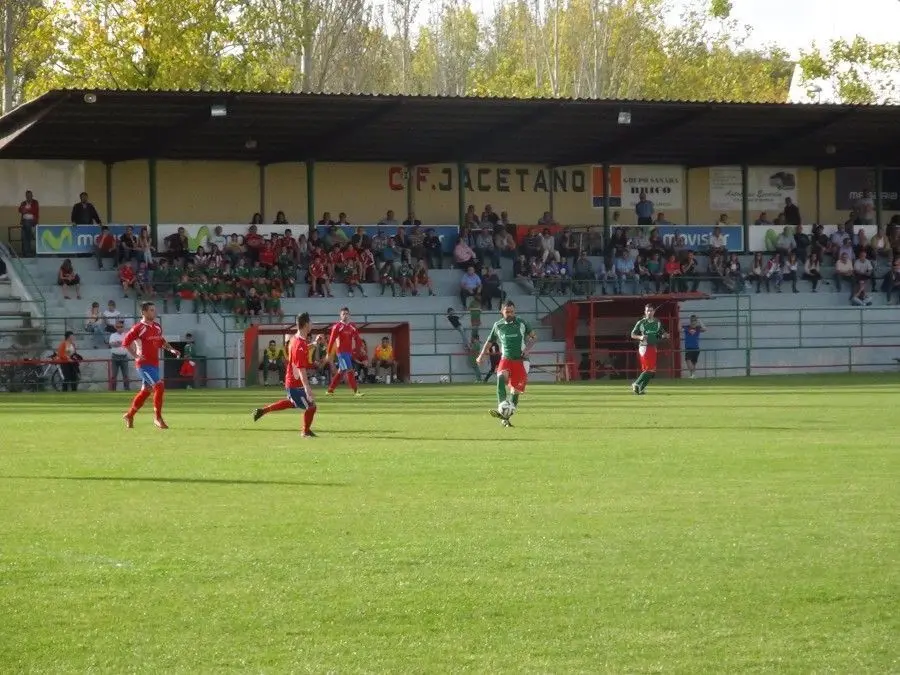 El CF Jacetano jugando en el Campo Oroel. | Foto: ganasdevivir