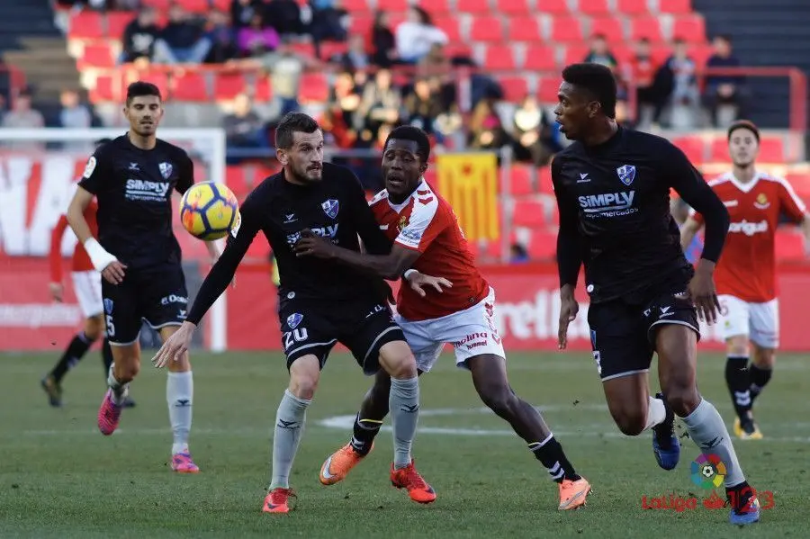 Jair y Brezancic pelean por un bal&oacute;n | Foto: LFP