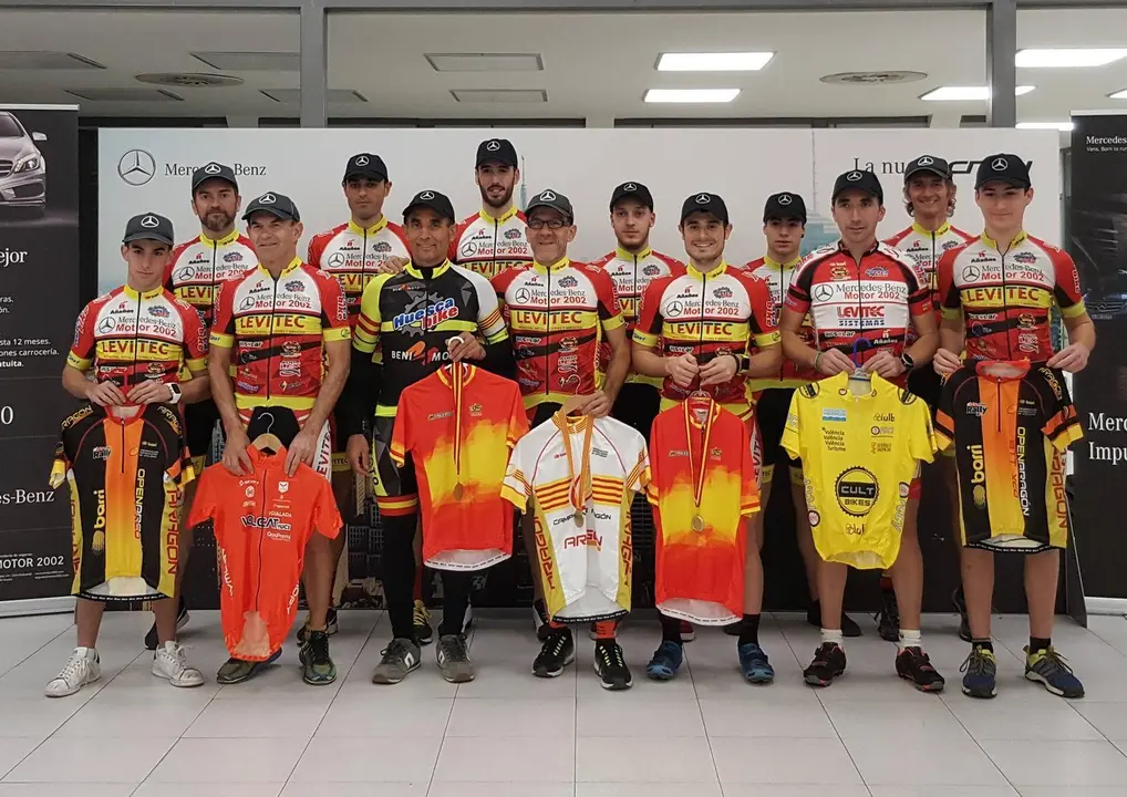 Foto del equipo BTT del Motor 2002 Levitec Huesca Bike.