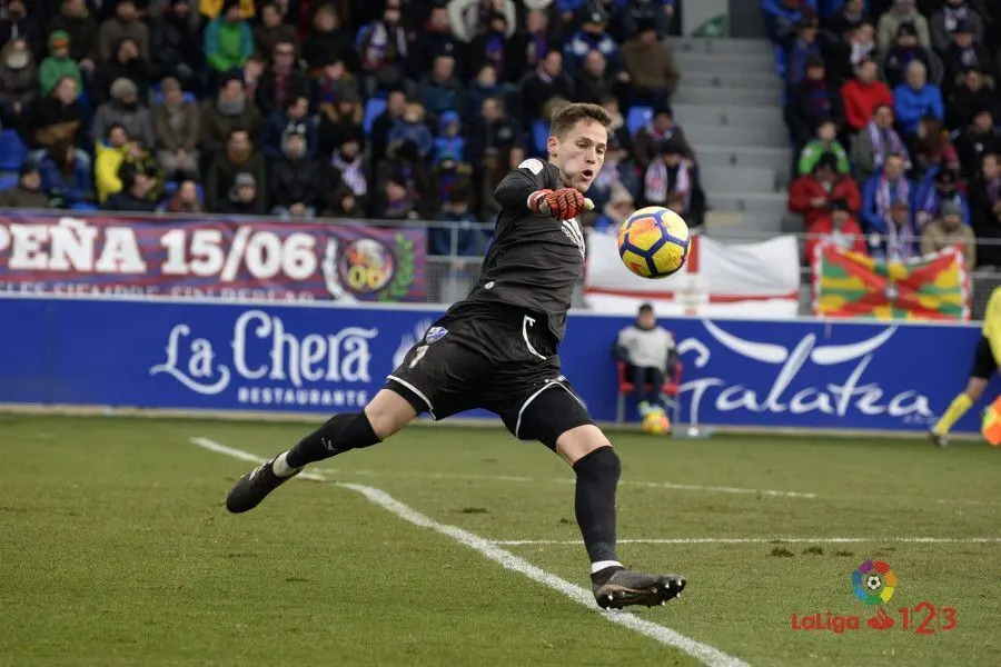 Remiro en un partido de El Alcoraz | Foto: LFP