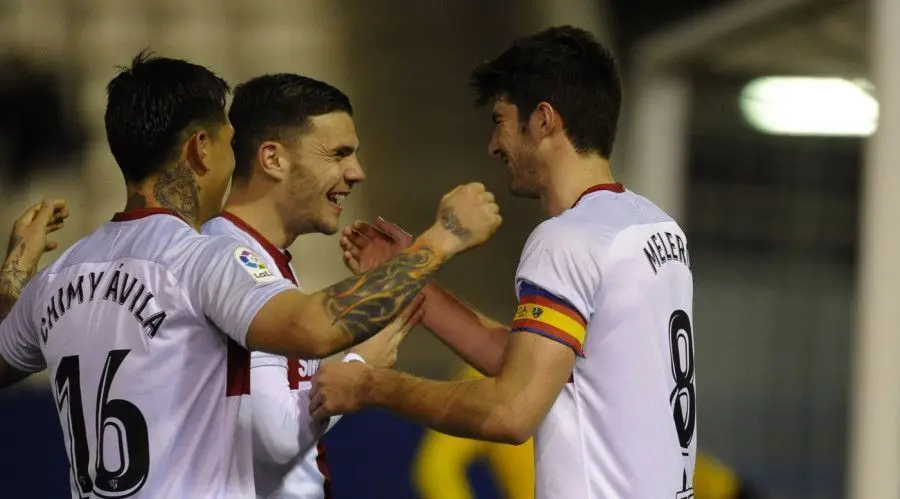 Gallar y 'Chimy' felicitan a Melero por su gol | Foto: LaLiga