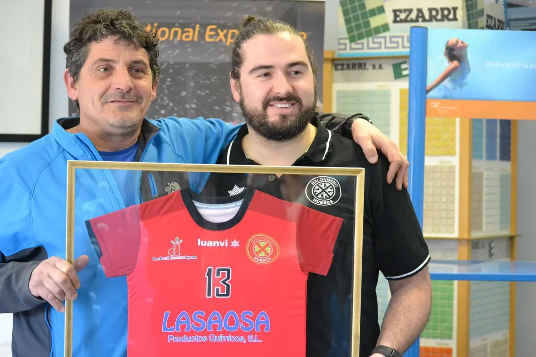 To&ntilde;o lasaosa y N&eacute;stor Oliva en la presentaci&oacute;n, esta ma&ntilde;ana, de la empresa como patrocinador de la cantera. Foto: Sporthuesca
