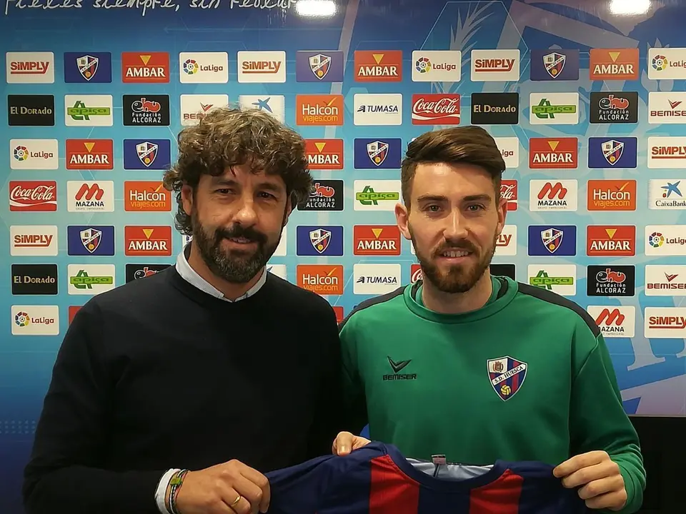 Moi G&oacute;mez posa con la camiseta del Huesca junto a Emilio Vega | Foto: Antonio Escar