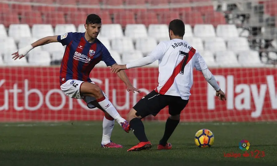 Aguilera volvi&oacute; a mandar en el centro del campo contra el filial sevillista | Foto: LFP