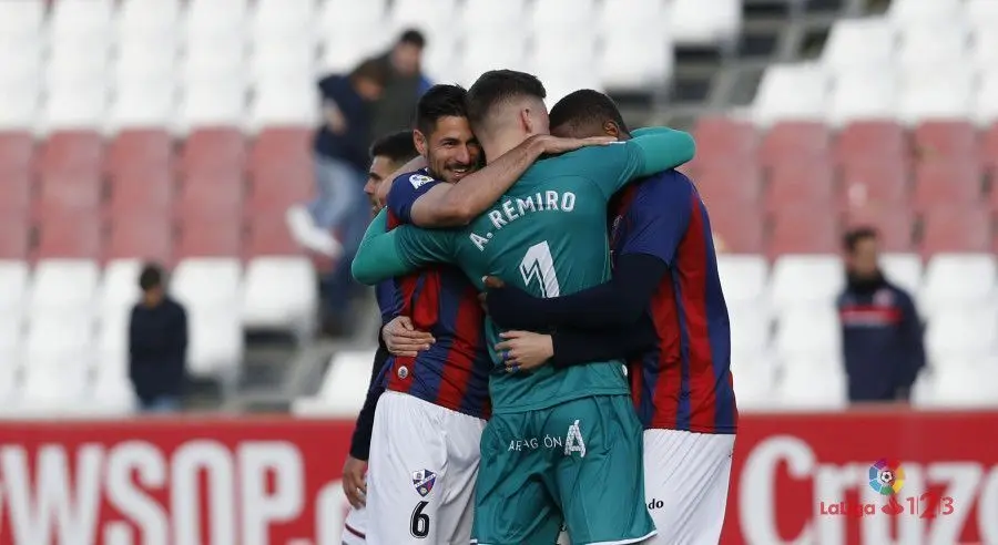 Remiro, clave con sus intervenciones, se abraza con sus compa&ntilde;eros en la ciudad deportiva del Sevilla | Foto: LaLiga