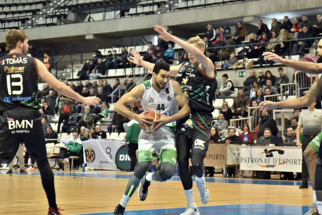 Tau Castello sigue haci&eacute;ndose fuerte en los puestos de play off tras ganar con rotundidad a Iberostar Palma | Foto FEB