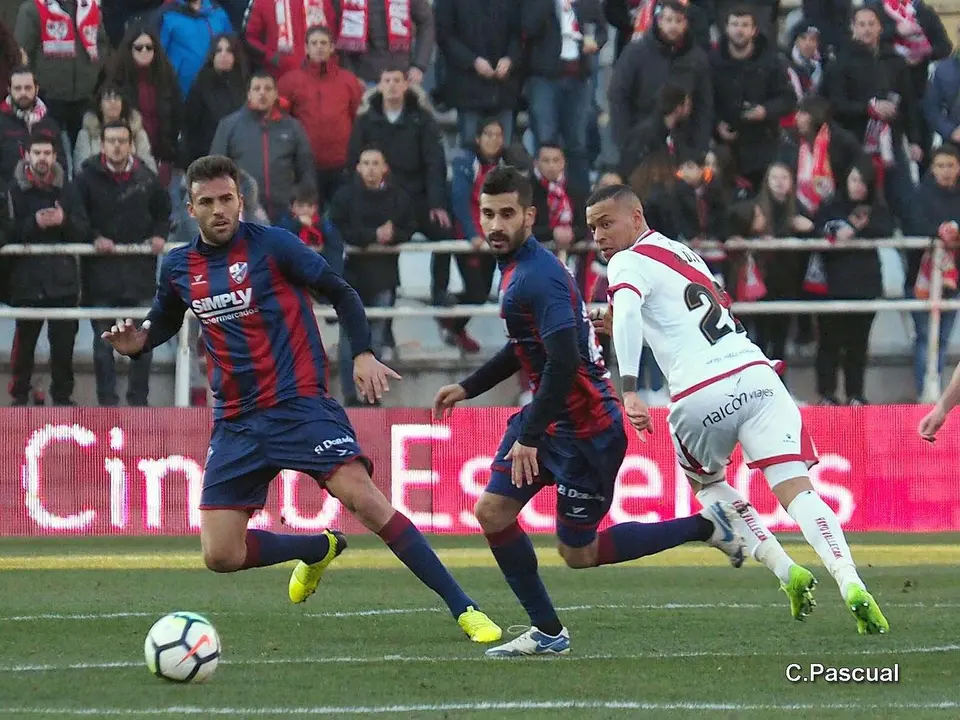 El Huesca perdi&oacute; muchos balones y el Rayo no dud&oacute; en hacer sangre | Foto: C.Pascual