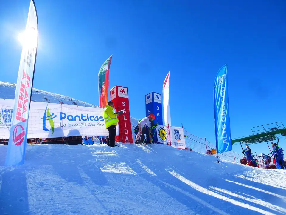 Uno de los alevines, listo para salir desde el port&oacute;n del trofeo Memorial Sergio Bel&iacute;o celebrado esta ma&ntilde;ana en Panticosa. Foto Panticosa Esqu&iacute; Club