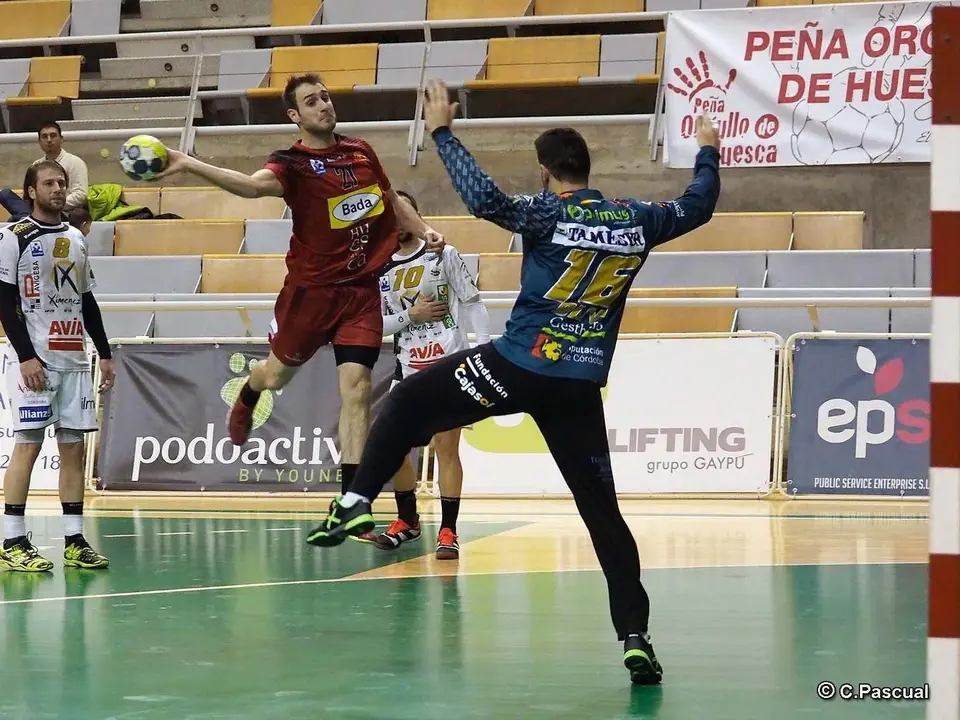 Oier busca superar a Oliva en el partido contra Puente Genil. Foto: C. Pascual
