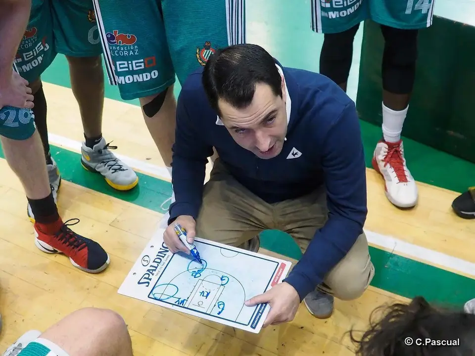 Guillermo Arenas da instrucciones durante un partido en casa | Foto: C. Pascual