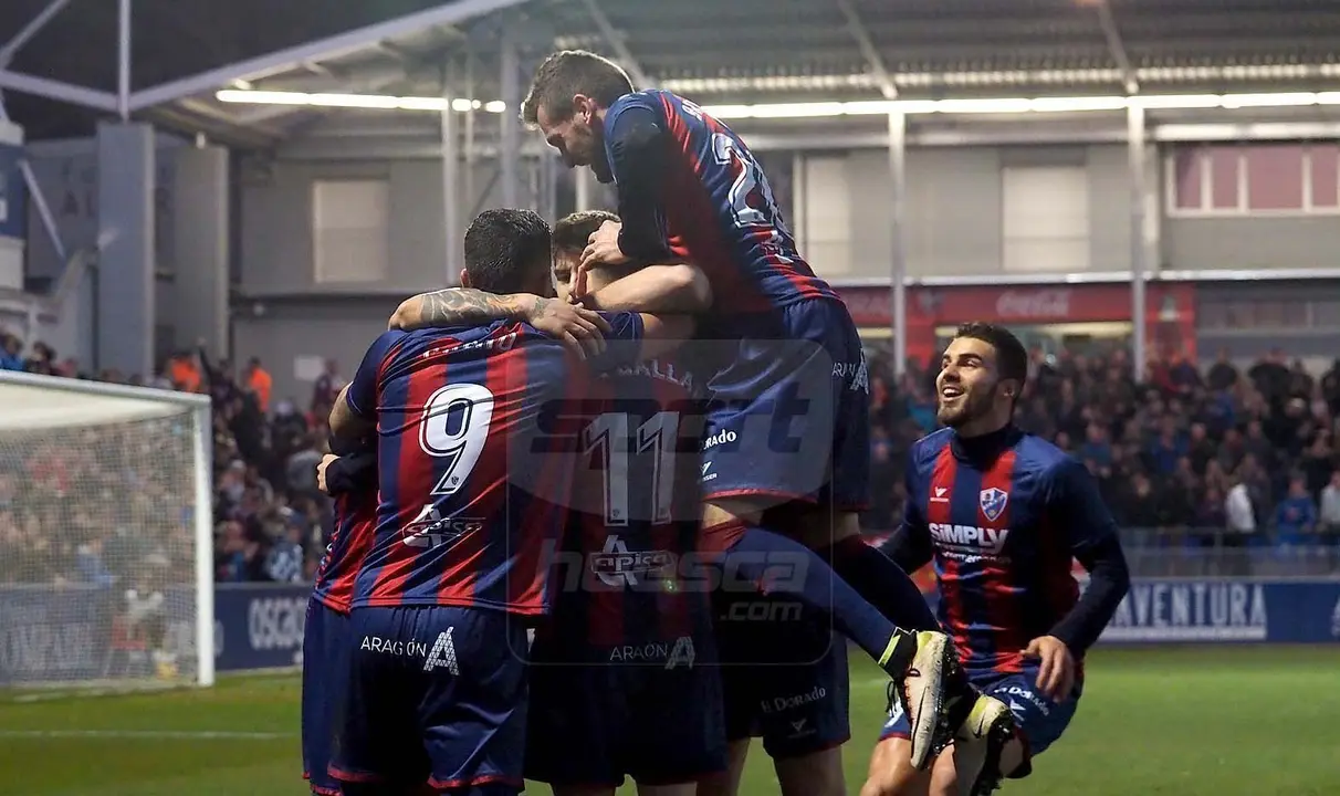 Los jugadores del Huesca celebran un gol esta temporada en El Alcoraz | Foto: C.Pascual