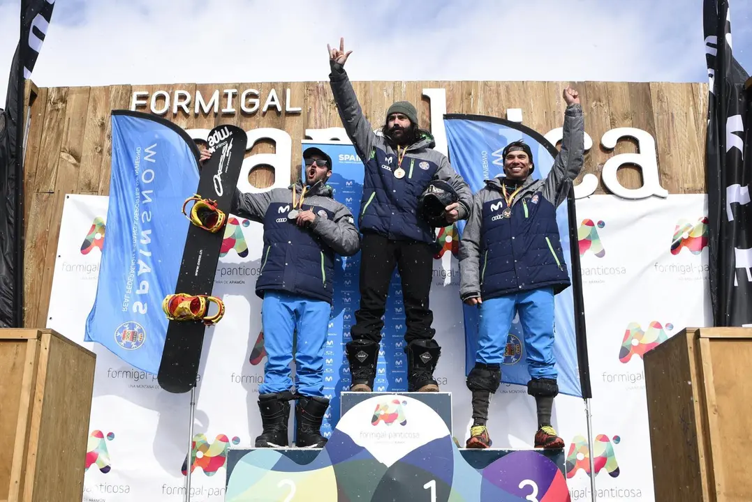 Regino Hern&aacute;ndez, en lo m&aacute;s alto del podio del campeonato de Espa&ntilde;a celebrado en Formigal. Foto: Aram&oacute;n Formigal
