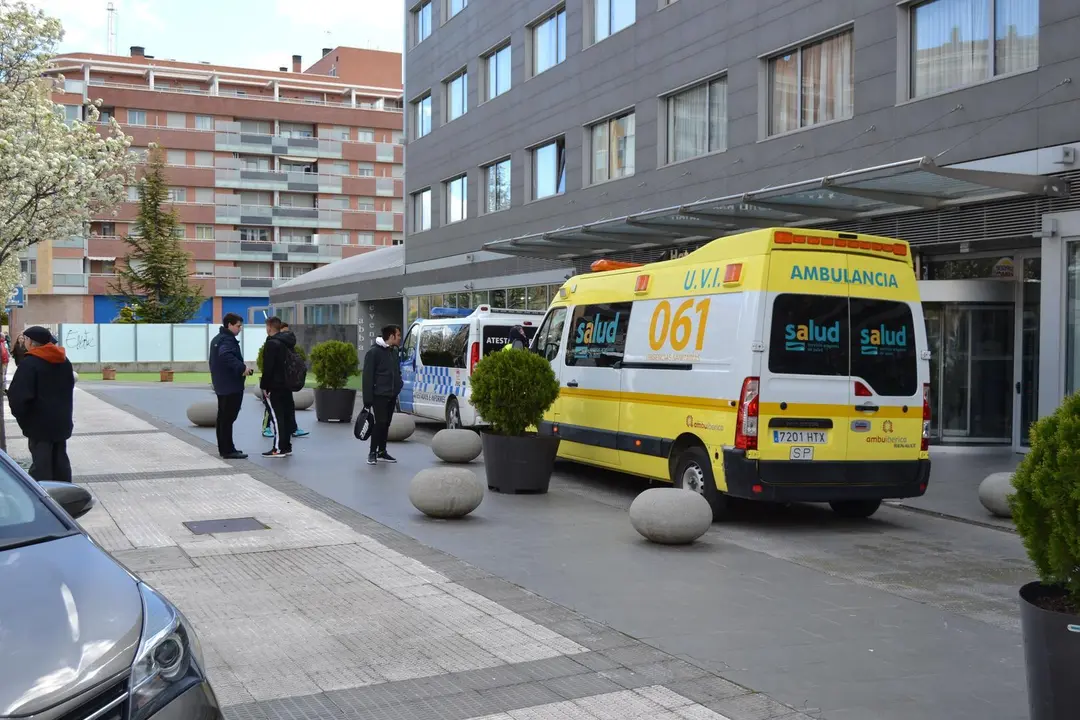 Ambulancia del 061 y un furg&oacute;n de la Polic&iacute;a Local de Huesca frente a la entrada principal del Hotel Abba. Foto: SPORTHUESCA