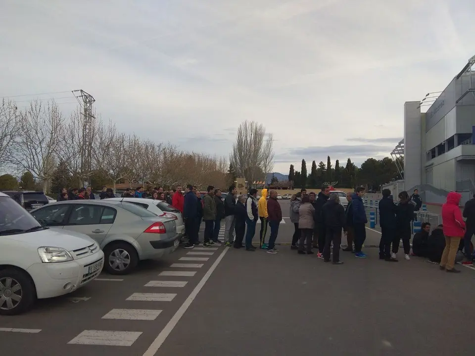 Largas colas en la ma&ntilde;ana del lunes en los aleda&ntilde;os de El Alcoraz | Foto: Antonio Escar