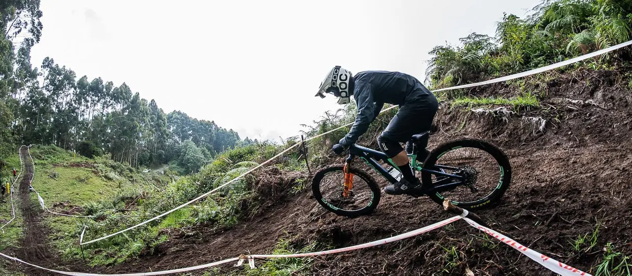 Adem&aacute;s de un descensourbano, Colombia dej&oacute; recorridos donde la selva y el barro, en la imagen gestionando una curva, fueron los protagonistas. Foto: Orbea Enduro Team
