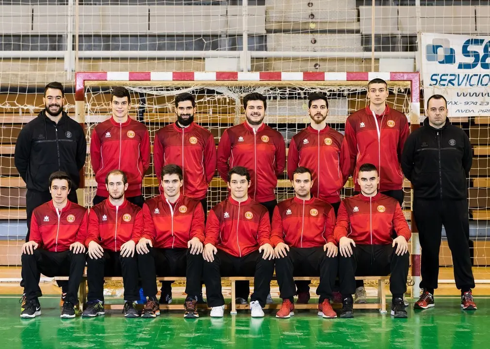 Carr&oacute; y efr&eacute;n P&eacute;rez flanquean a los jugadores del BM Huesca que aspiran a ganar la fase de Arag&oacute;n. Foto: BM Huesca