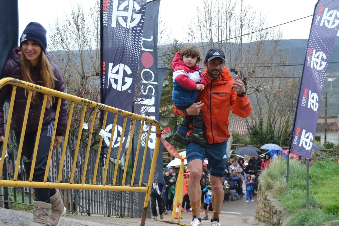 Foto familiar de Luis Alberto Hernando encarando los &uacute;ltimos metros del Trail Mallos de Riglos. Foto: Sporthuesca