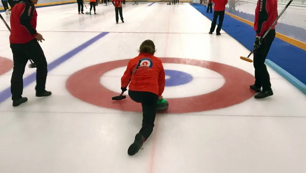 Salida en una jugada de curling. Foto: Curling CH Jaca