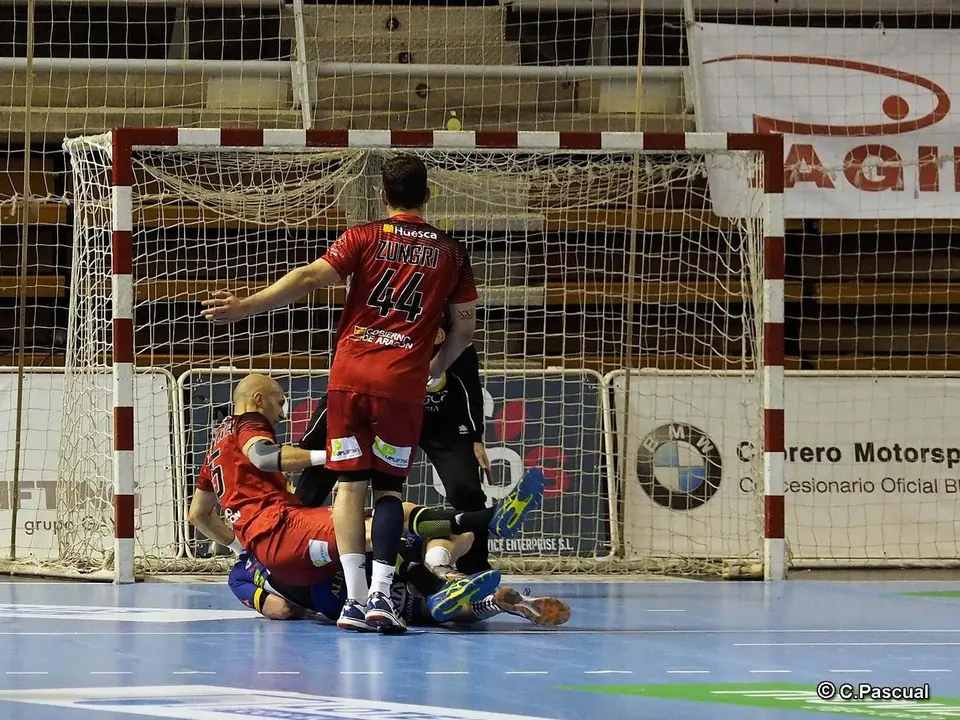 Mira, en el suelo, en una acci&oacute;n defensiva en un partido contra el Ademar Le&oacute;n. Foto: C.Pascual