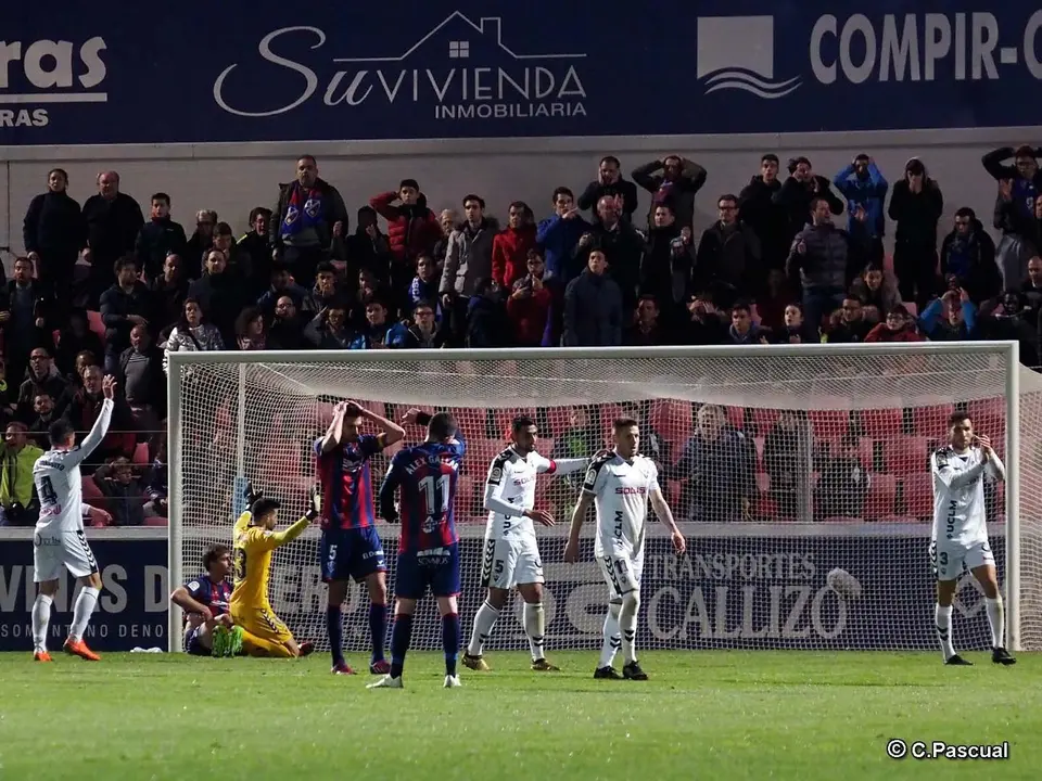 Los jugadores de la SD Huesca se lamentan tras fallar una oportunidad | Foto: C. Pascual