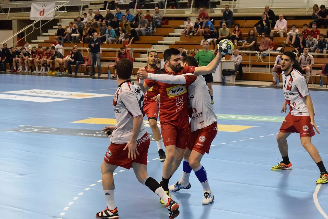 Marcelo es frenado en seco por la defensa del BM Logro&ntilde;o. Foto: Helena Arbones