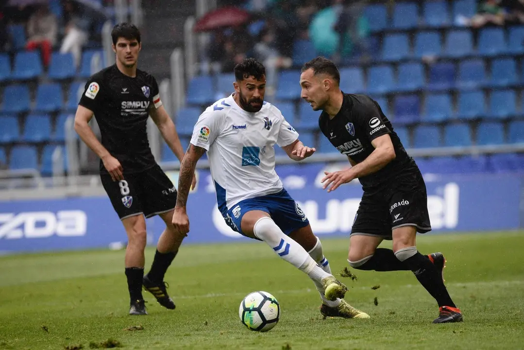 Melero observa c&oacute;mo Ferreiro se escapa de un contrario | Foto: Deporpress