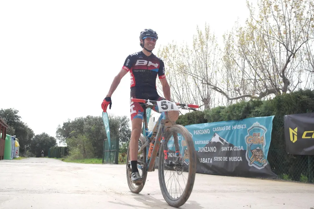 &Oacute;scar Puyuelo cruzando la l&iacute;nea de meta. | Foto: Jorge Garc&iacute;a