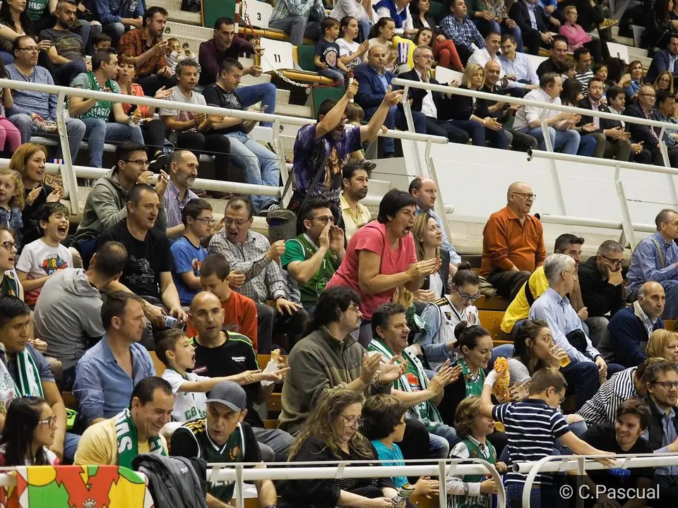 La afici&oacute;n vibr&oacute; para empujar al Levitec Huesca a una victoria vital. Foto: C. pascual 