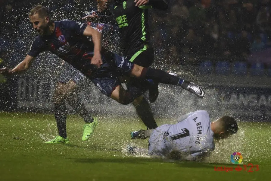 Pulido salta por encima de Remiro en una acci&oacute;n defensiva durante el partido | Foto: LFP