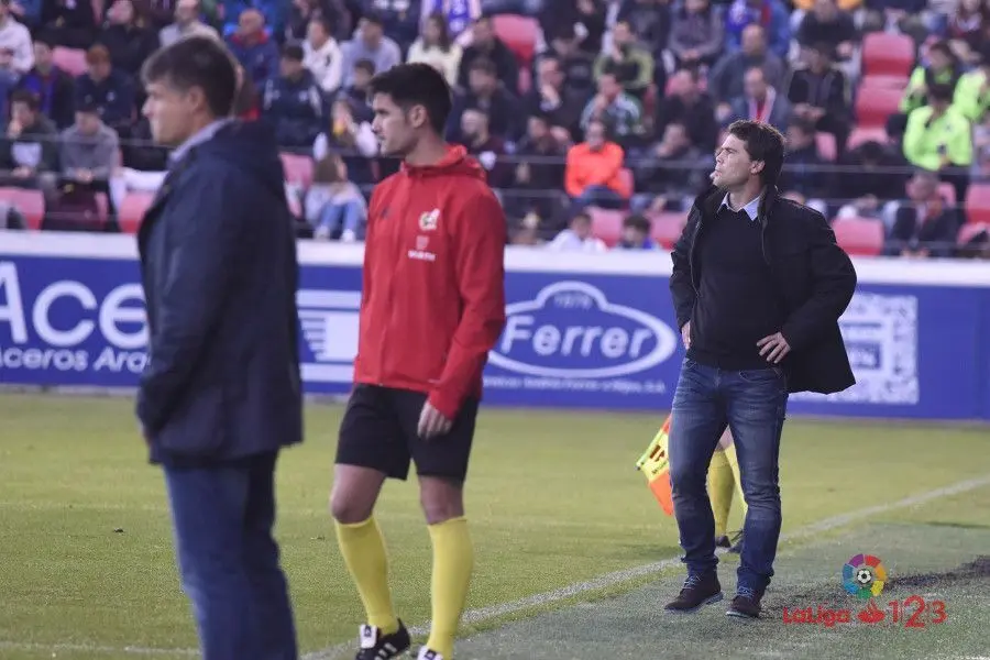 Rubi dando instrucciones desde la banda de El Alcoraz | Foto: LaLiga