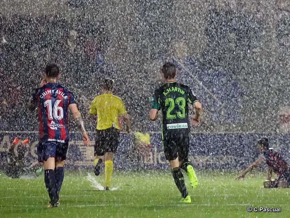 La intensa lluvia en forma de tormenta dej&oacute; impracticable el terreno de juego en los &uacute;ltimos minutos | Foto: C.Pascual
