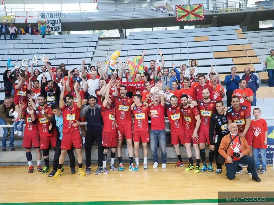Plantilla y aficionados del Bada Huesca se fundieron tras el partido contra el Cangas con el deseo de que la pr&oacute;xima temporada el equipo juegue una competici&oacute;n internacional. Foto: C.Pascual
