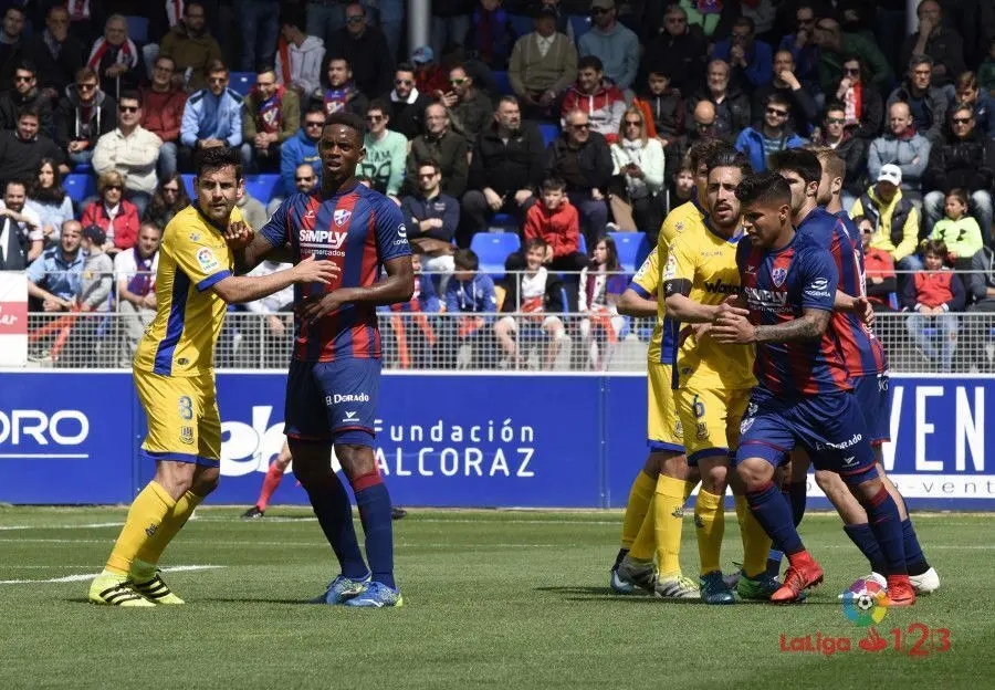 Jair Amador cuaj&oacute; un partido muy completo en la retaguardia oscense. |Foto: LaLiga