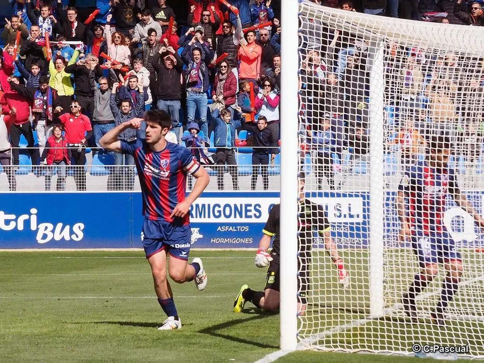 Melero celebrando un gol con su cl&aacute;sico dedo en la sien | Foto: C.Pascual