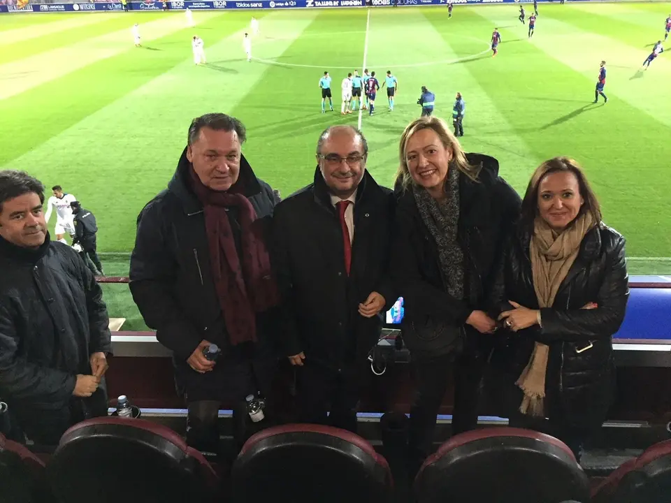 Javier Lamb&aacute;n, presidente de Arag&oacute;n, en el centro de la imagen, en una de sus visitas a El Alcoraz.