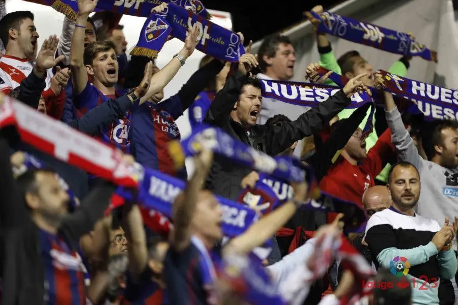 La afici&oacute;n volver&aacute; a empujar al equipo dentro y fuera de El Alcoraz. | Foto: LFP
