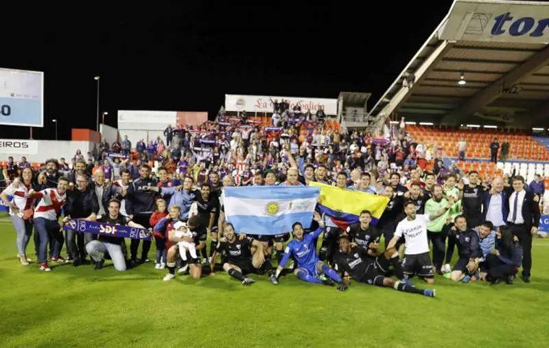 Foto de familia en el Anxo Carro de jugadores y afici&oacute;n | Foto: LFP
