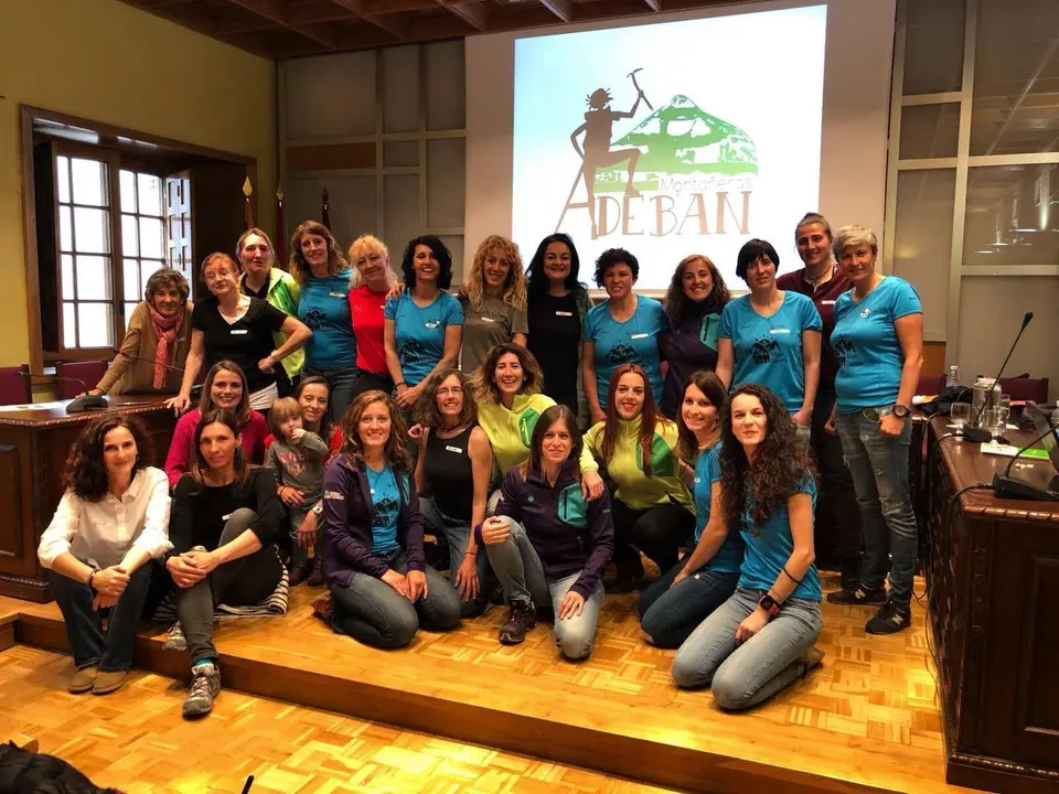Imagen de archivo de Monta&ntilde;eras Adeb&aacute;n en una reuni&oacute;n celebrada en el Ayuntamiento de Jaca. Foto: Adeb&aacute;n