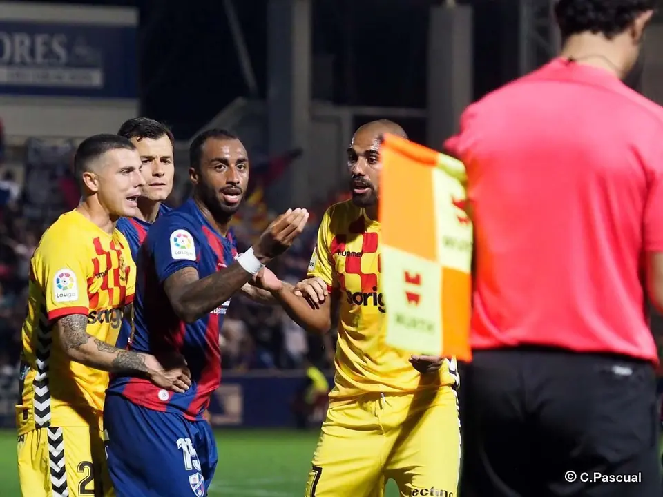 El lateral se perder&aacute; lo que resta de Liga y el inicio de la siguiente | Foto: C.Pascual