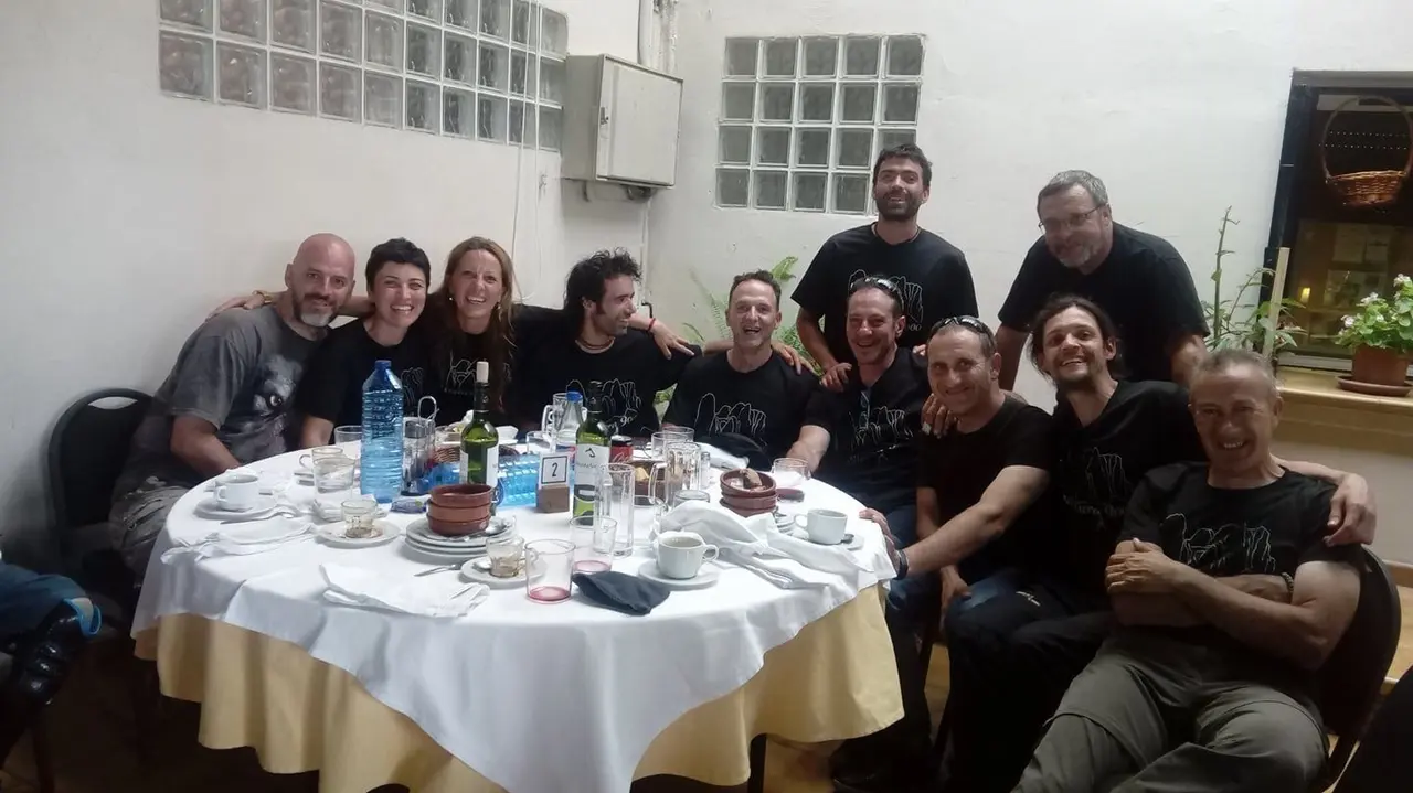 Comida de hermandad para celebrar el reto de los 9.000 metros de escalada en Riglos.