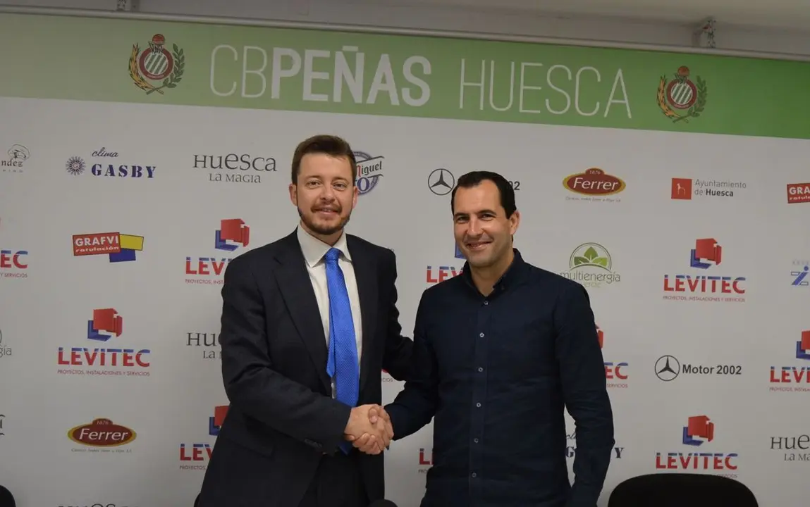 Or&uacute;s y Arenas se estrechan la mano segundos antes de dar a conocer la continuidad del t&eacute;cnico en el banquillo del Pe&ntilde;as | Foto: SPORTHUESCA
