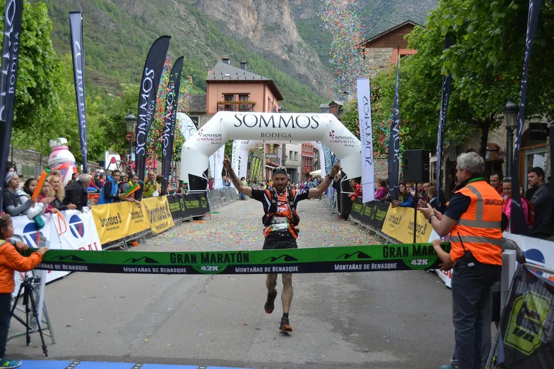 Diego G&oacute;mez, en la imagen, segundos antes de entrar en meta como vencedor de la 42 k del GMMB. Foto: Sporthuesca