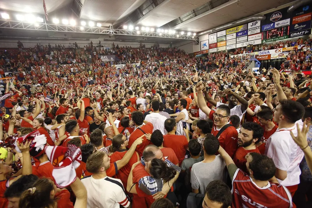 El Nou Congost fue una fiesta al finalizar el encuentro, celebrando el ascenso a ACB | Foto: FEB
