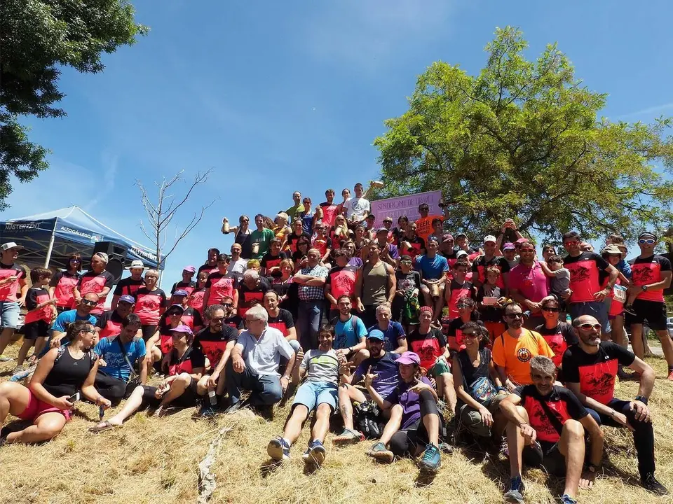 Foto de familia de participantes y voluntarios en la segunda edici&oacute;n de la  Traschinepro Trail. Foto C.Pascual